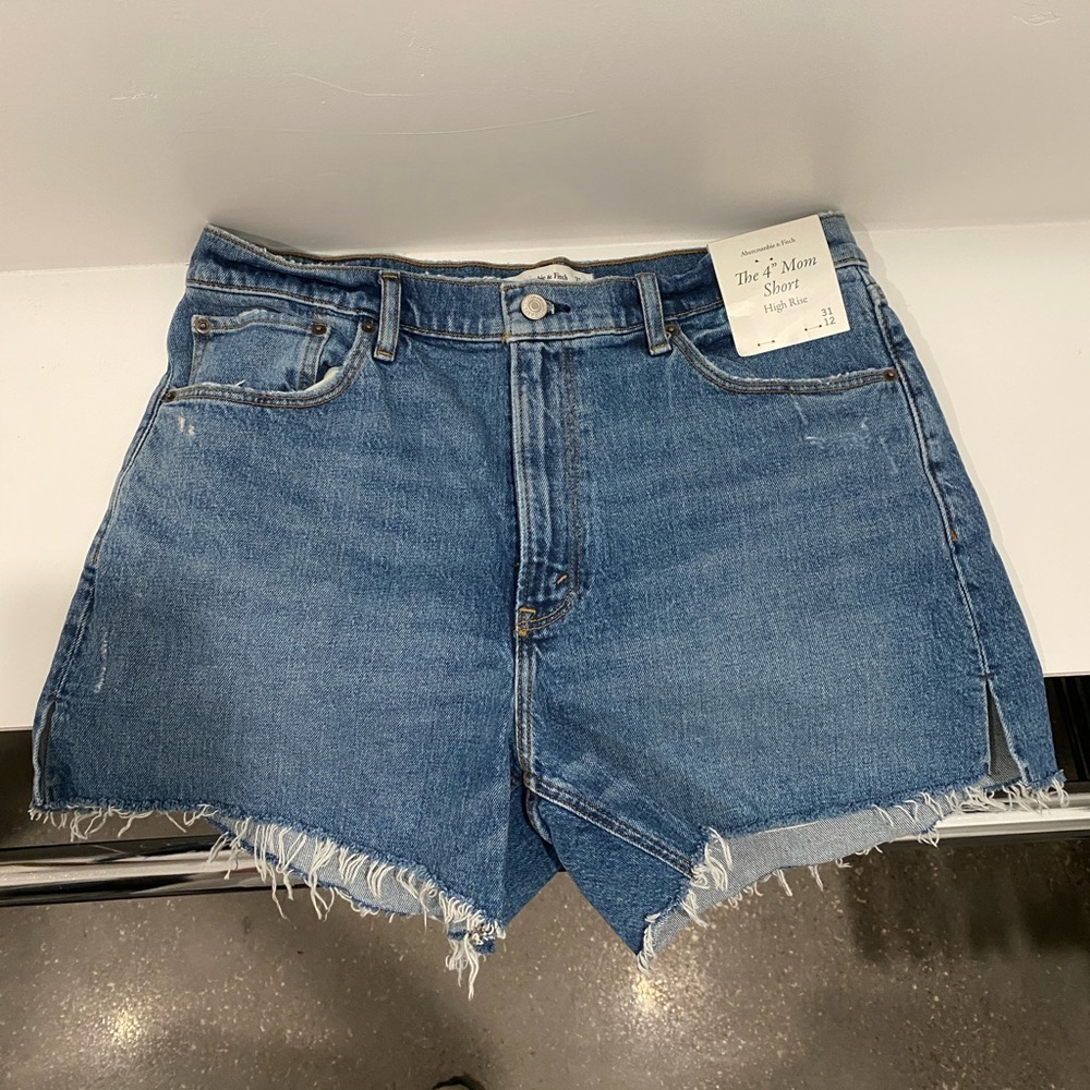 Abercrombie 4” Mom short. Size 31. Never worn, NWT